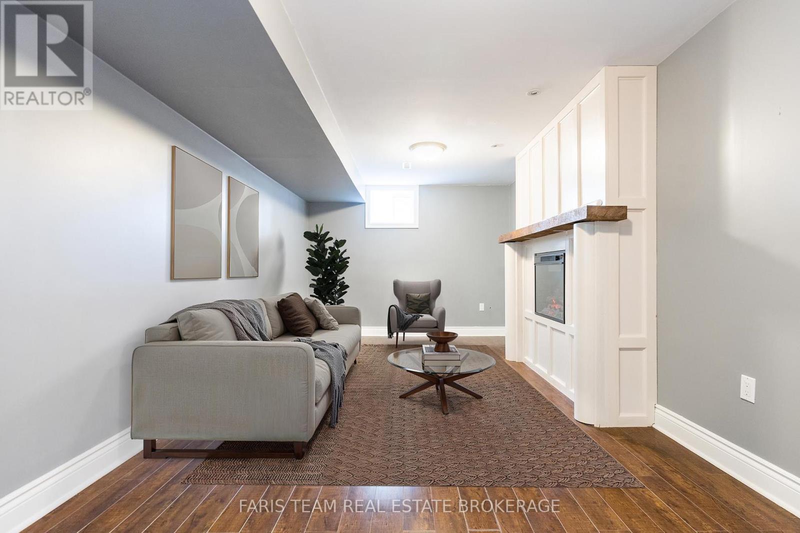 Photo 8 of 17 Radenhurst Crescent, Barrie ON