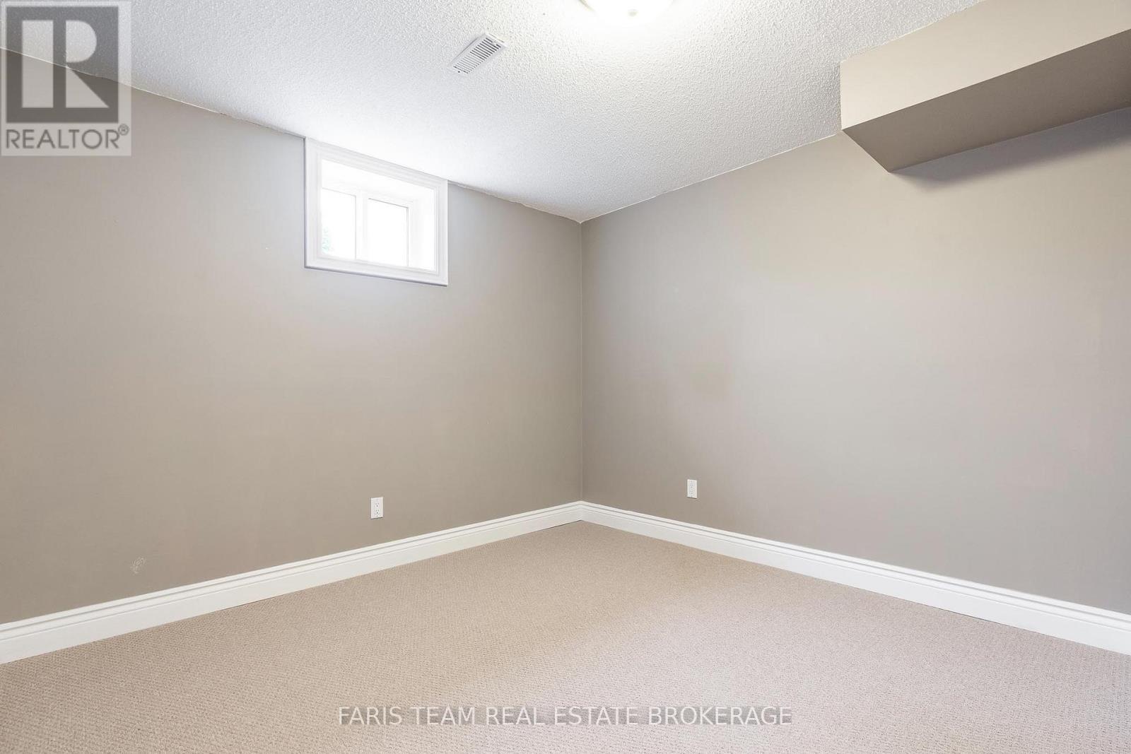 Photo 41 of 17 Radenhurst Crescent, Barrie ON