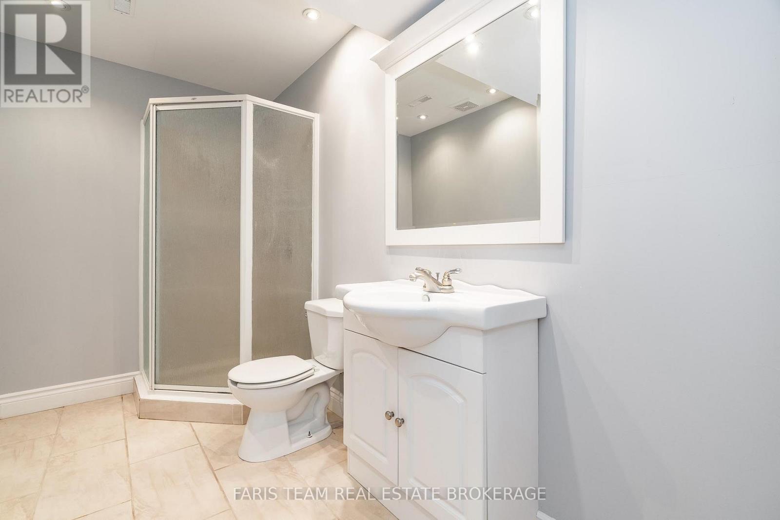 Photo 34 of 17 Radenhurst Crescent, Barrie ON
