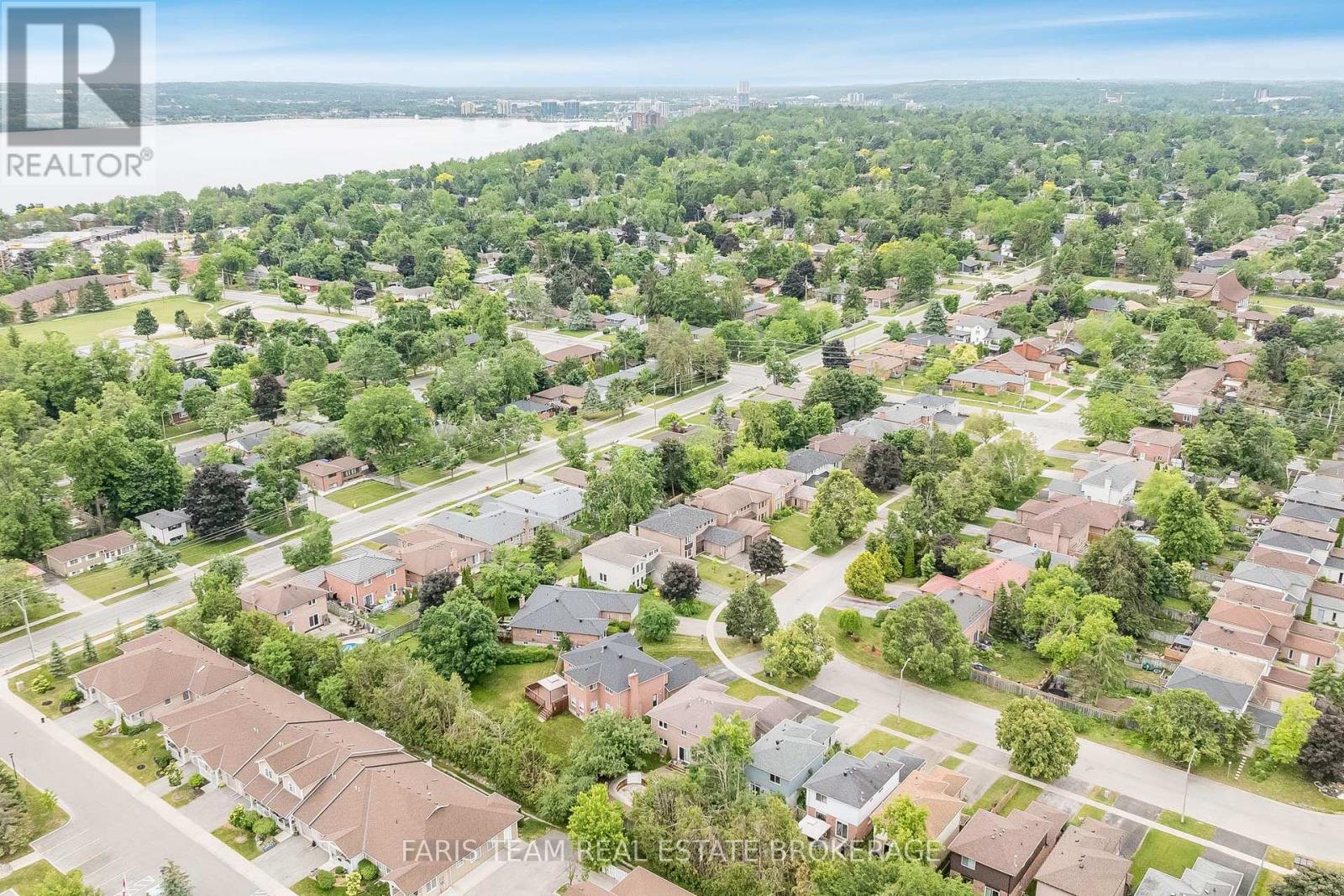 Photo 4 of 17 Radenhurst Crescent, Barrie ON