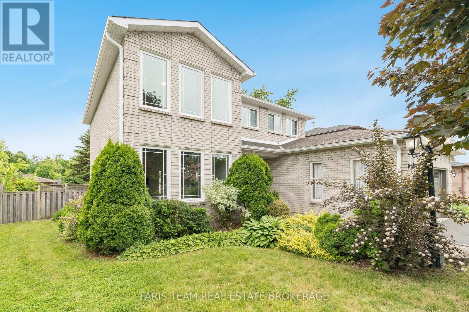 Photo 31 of 17 Radenhurst Crescent, Barrie ON