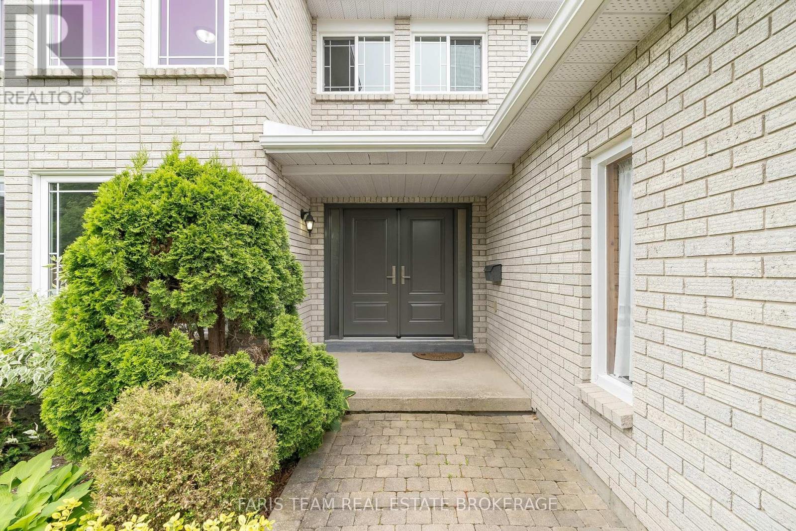 Photo 40 of 17 Radenhurst Crescent, Barrie ON