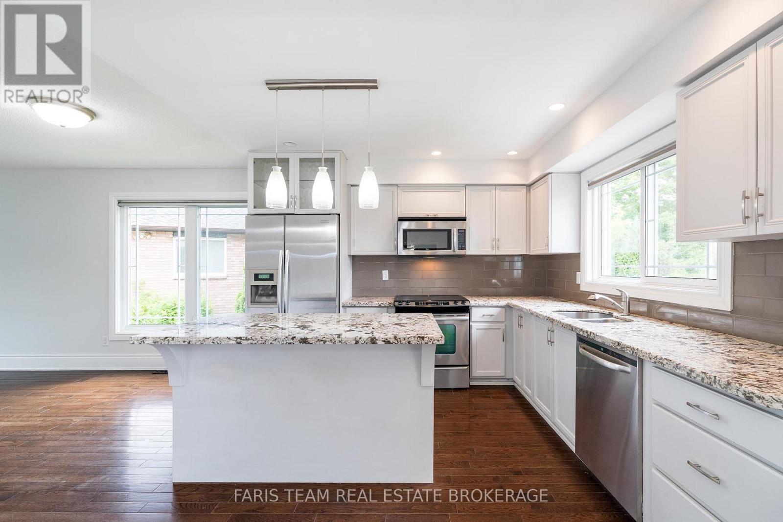 Photo 32 of 17 Radenhurst Crescent, Barrie ON