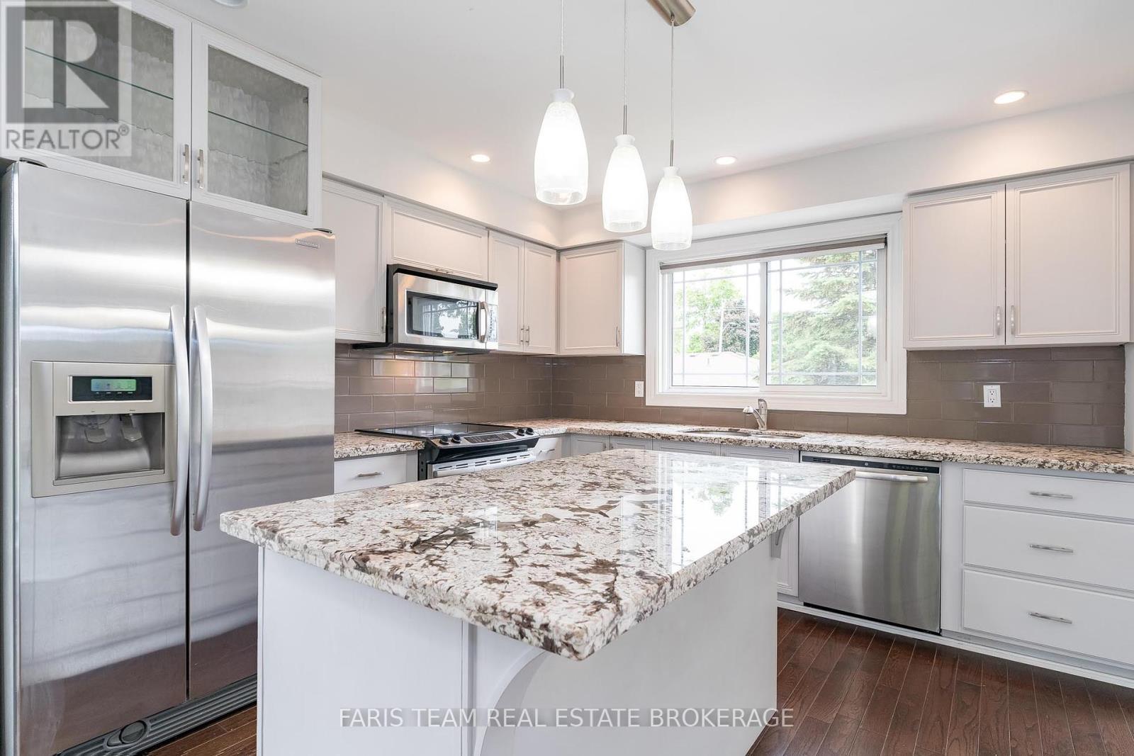 Photo 13 of 17 Radenhurst Crescent, Barrie ON