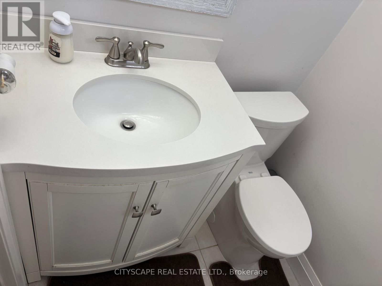 Photo 20 of Upper Unit Only 14 Guest Street, Brampton ON