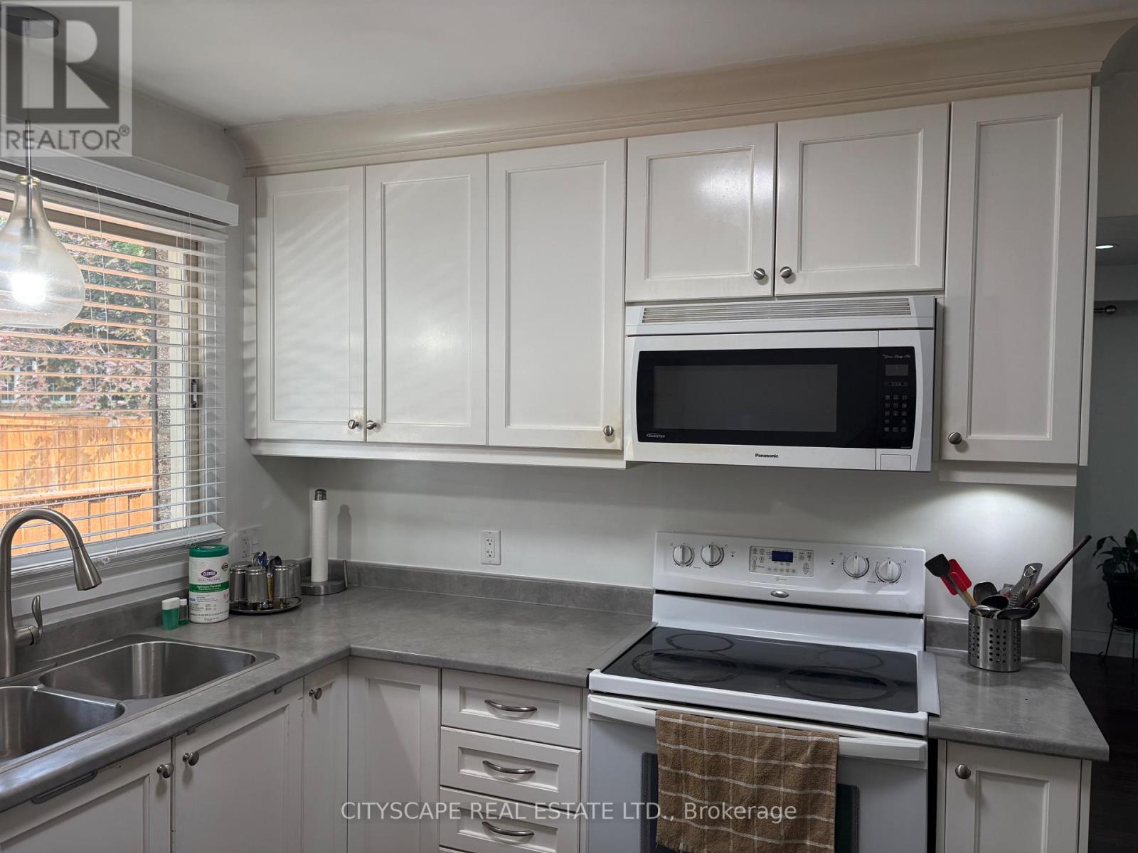 Photo 13 of Upper Unit Only 14 Guest Street, Brampton ON