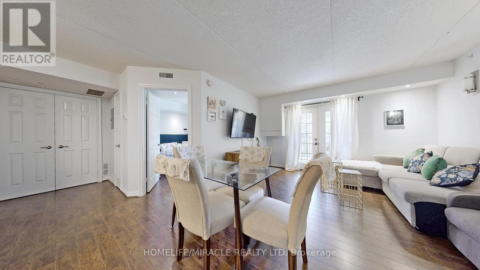 Photo 4 of 306 1440 Bishops Gate, Oakville ON