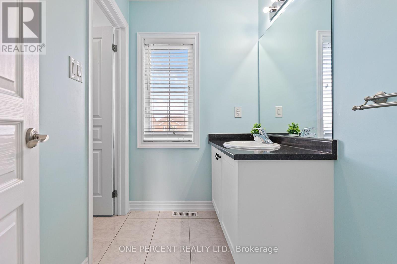 Photo 17 of 102 Monkton Circle, Brampton ON