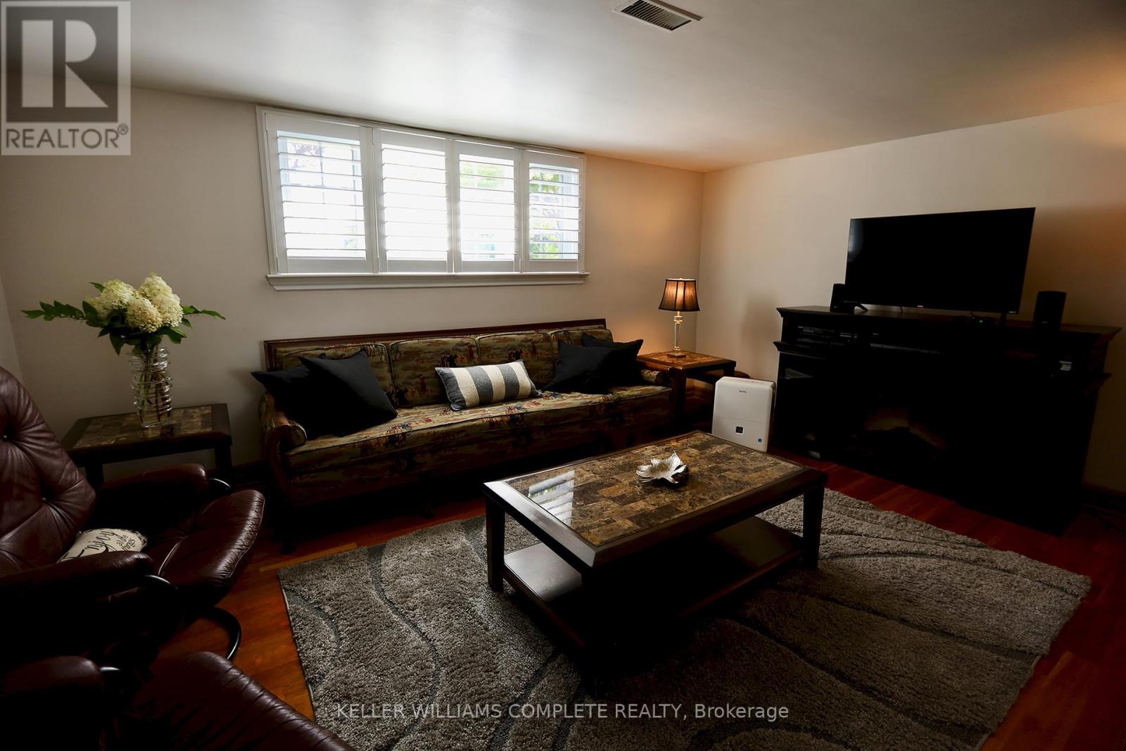 Photo 3 of 5533 Ontario Avenue, Niagara Falls ON