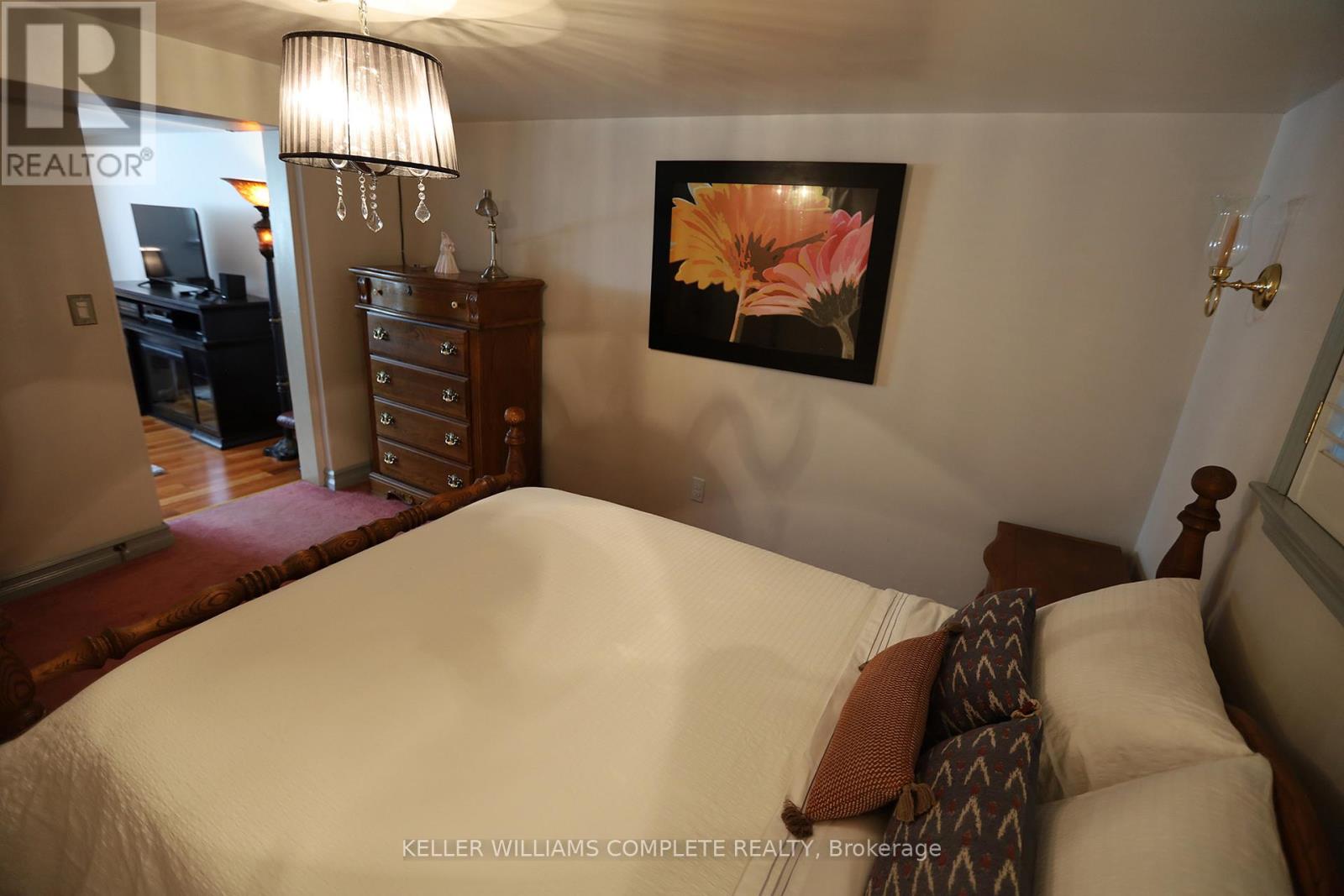 Photo 9 of 5533 Ontario Avenue, Niagara Falls ON