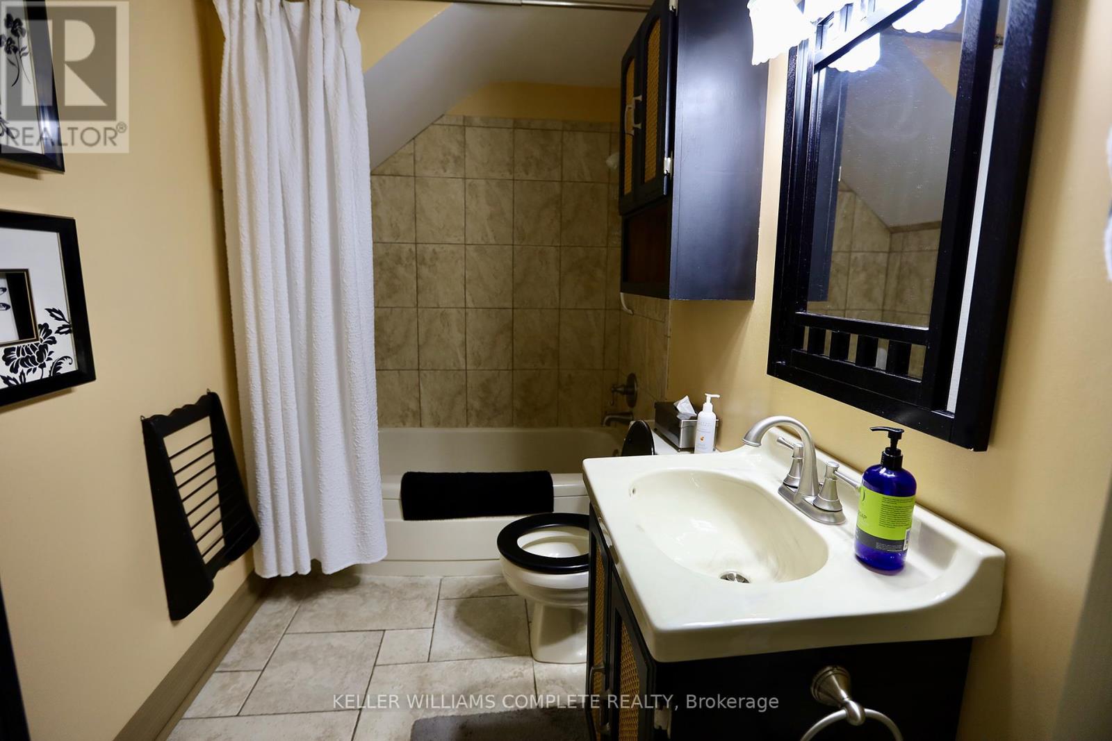 Photo 27 of 5533 Ontario Avenue, Niagara Falls ON