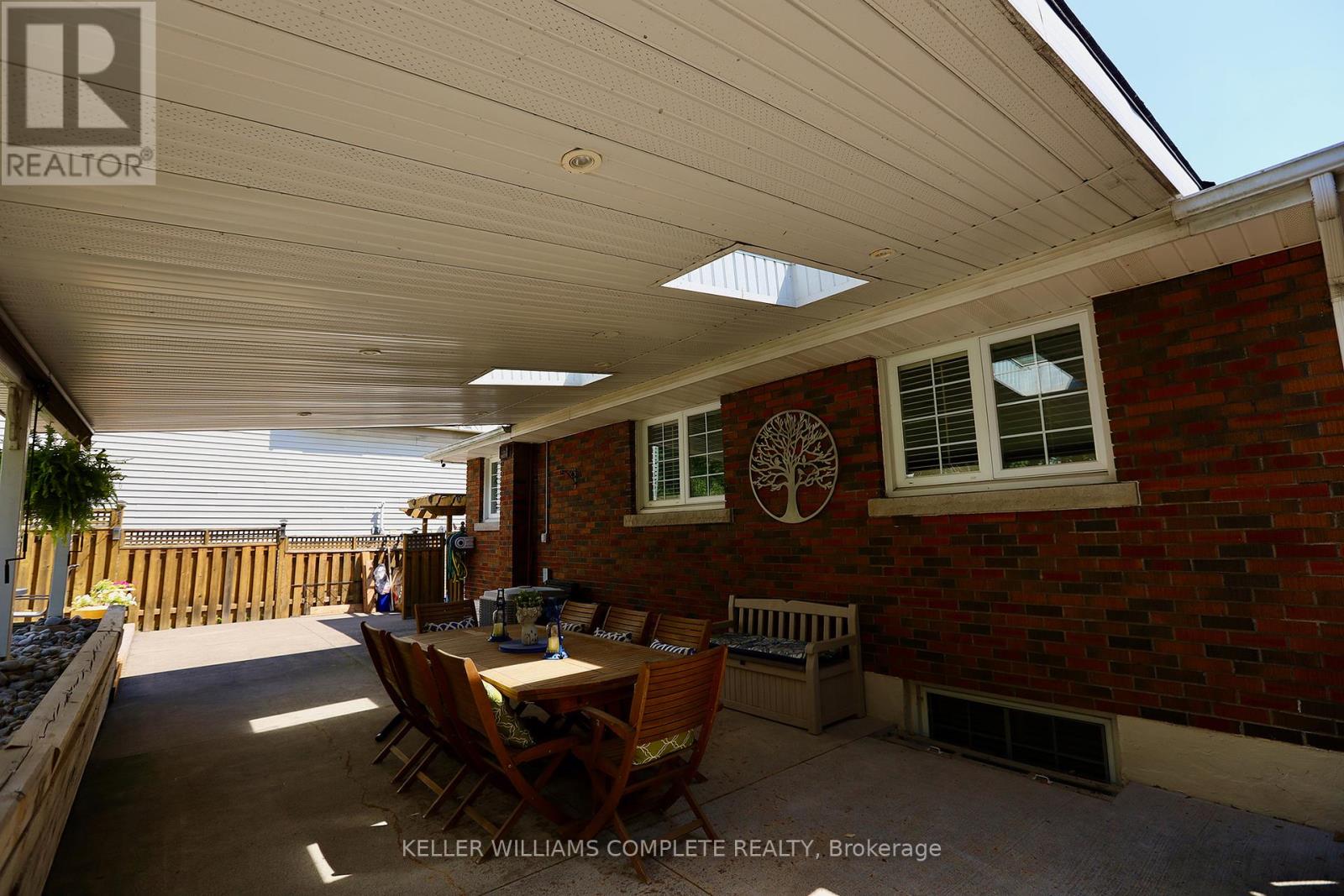 Photo 7 of 5533 Ontario Avenue, Niagara Falls ON