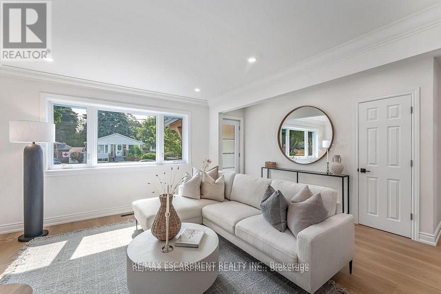 Photo 3 of 48 Ferrara Street, Hamilton ON