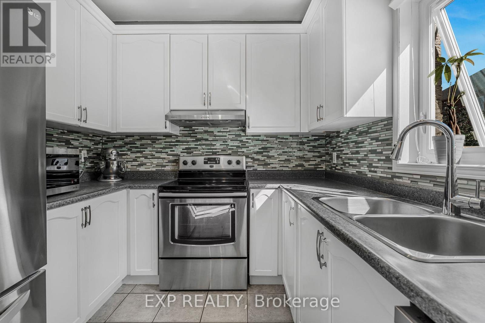 Photo 17 of 117 Glenmeadow Crescent, Hamilton ON
