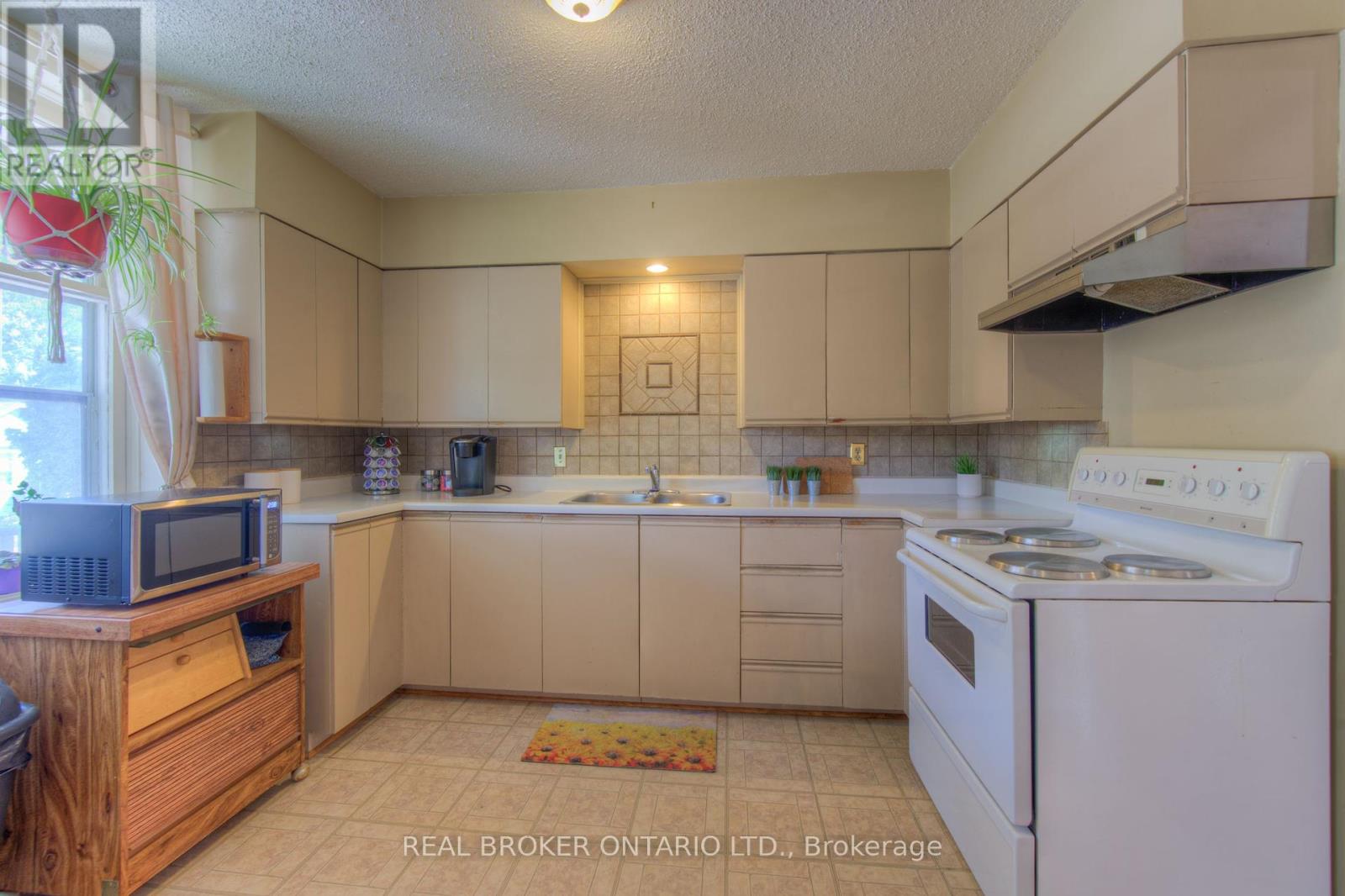 Photo 27 of 138 Forest Road, Cambridge ON