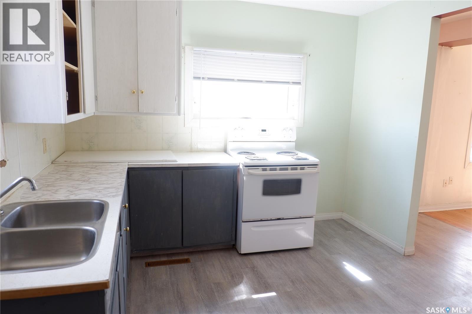 Photo 11 of 502 5th Avenue W, Assiniboia SK