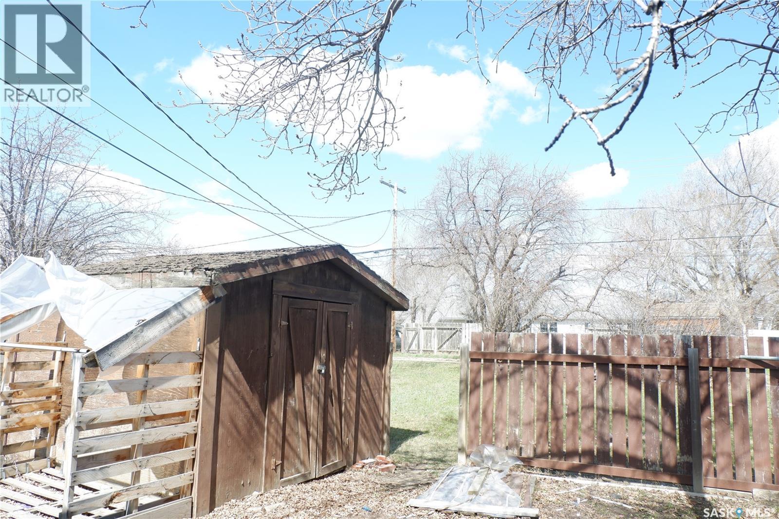 Photo 4 of 502 5th Avenue W, Assiniboia SK