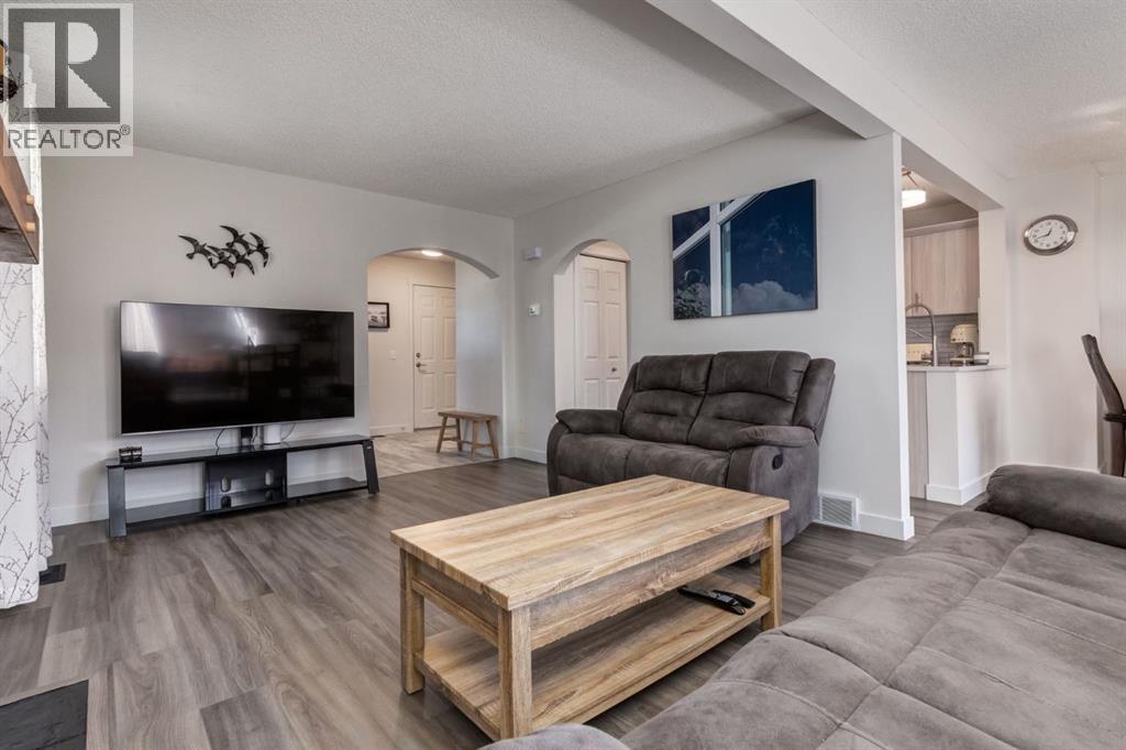 Photo 27 of 47 Springs Crescent Se, Airdrie AB