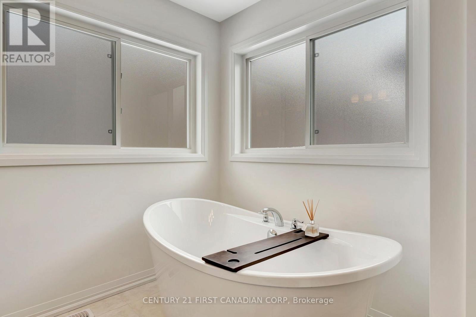 Photo 23 of 49 Willson Drive, Thorold ON