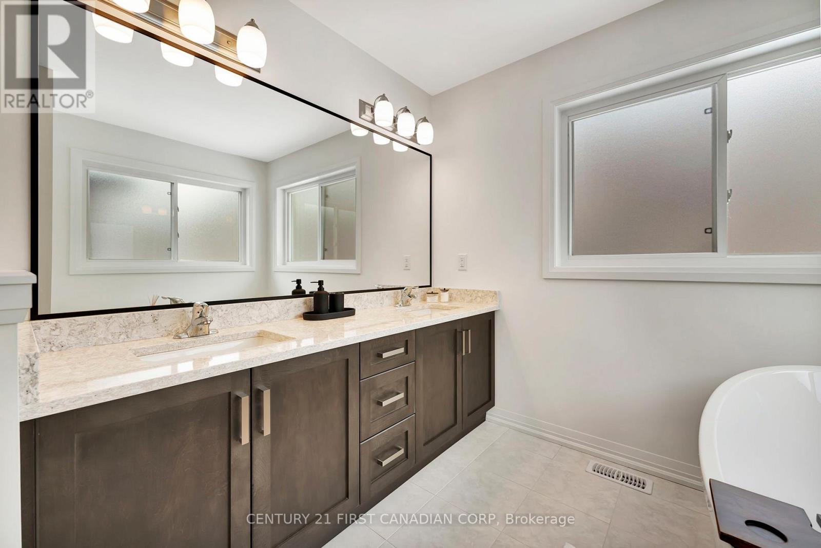 Photo 15 of 49 Willson Drive, Thorold ON