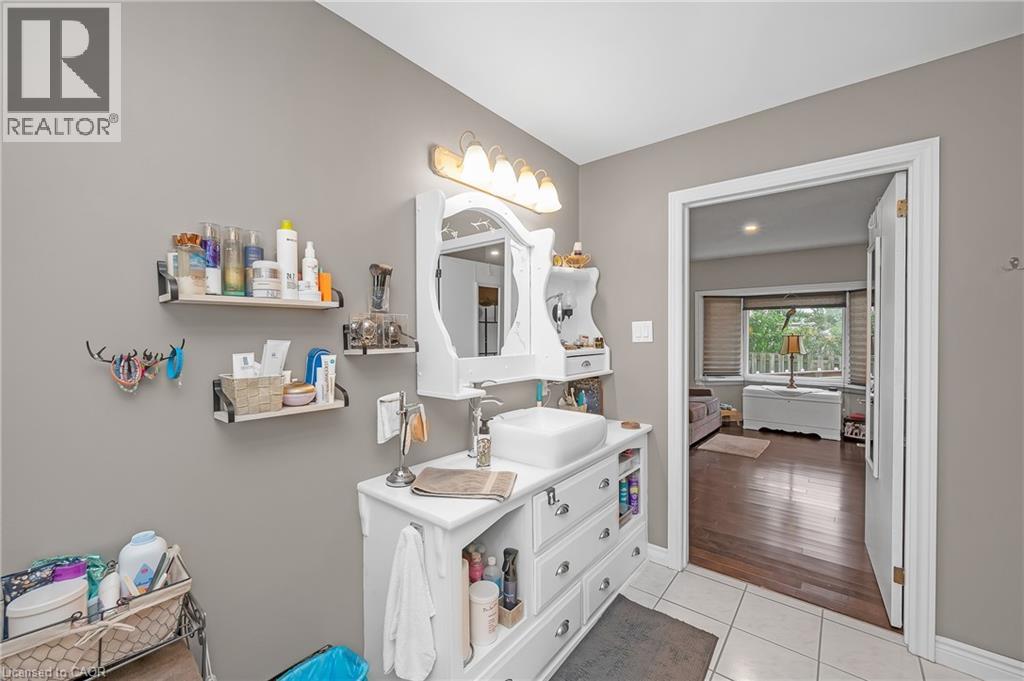 Photo 38 of 2 Cherry Avenue, Grimsby ON