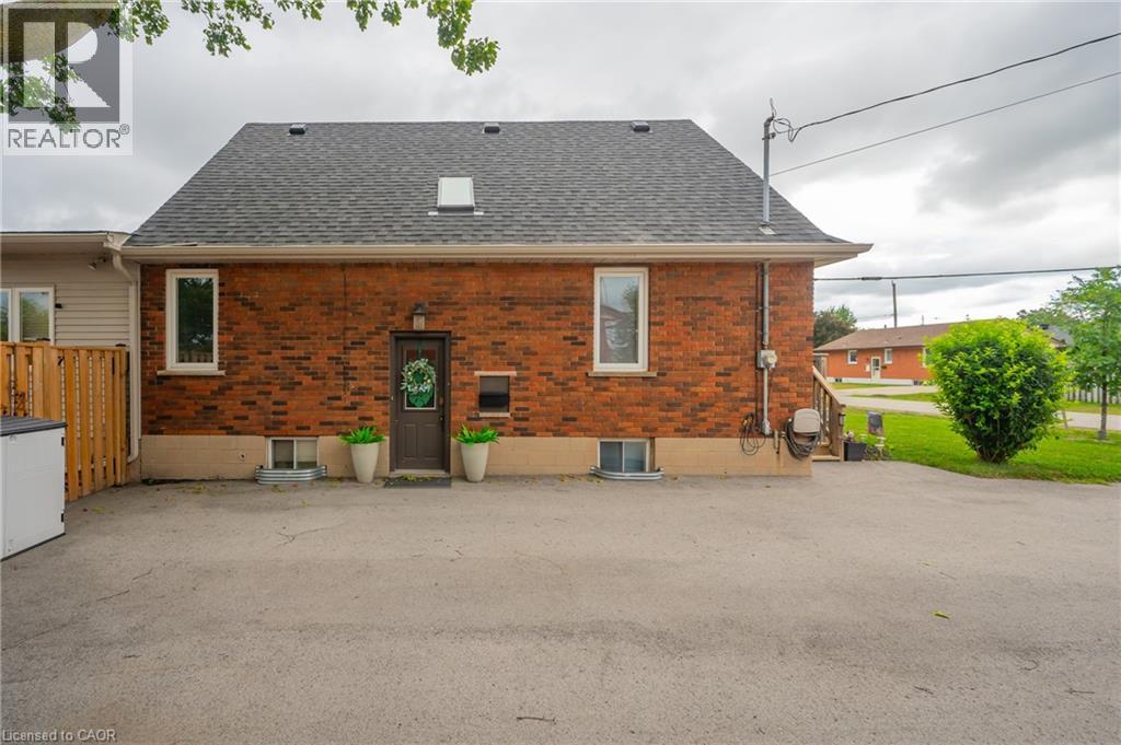 Photo 14 of 2 Cherry Avenue, Grimsby ON