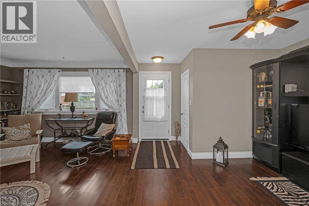 Photo 3 of 2 Cherry Avenue, Grimsby ON