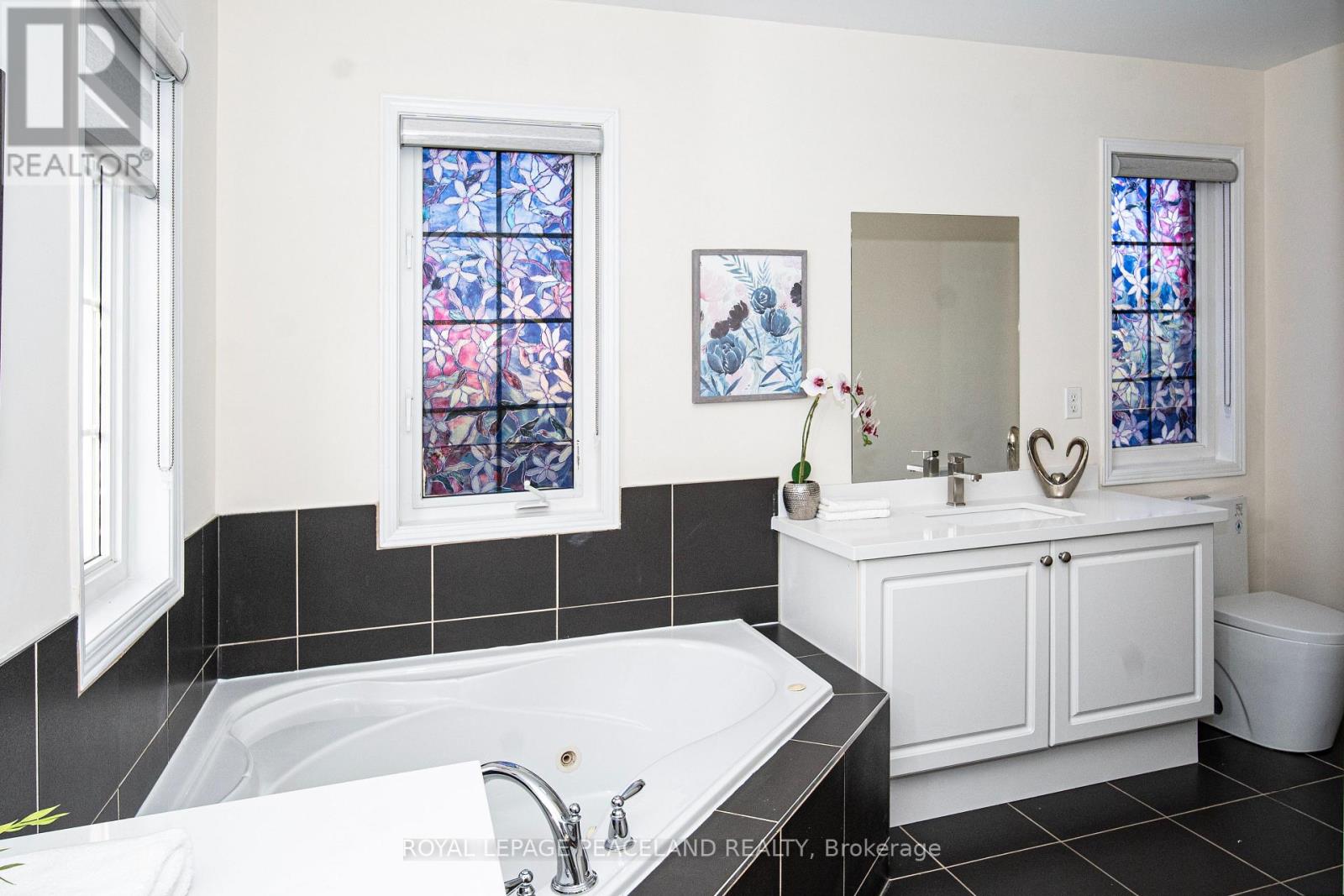 Photo 23 of 536 Forsyth Farm Drive, Whitchurchstouffville ON