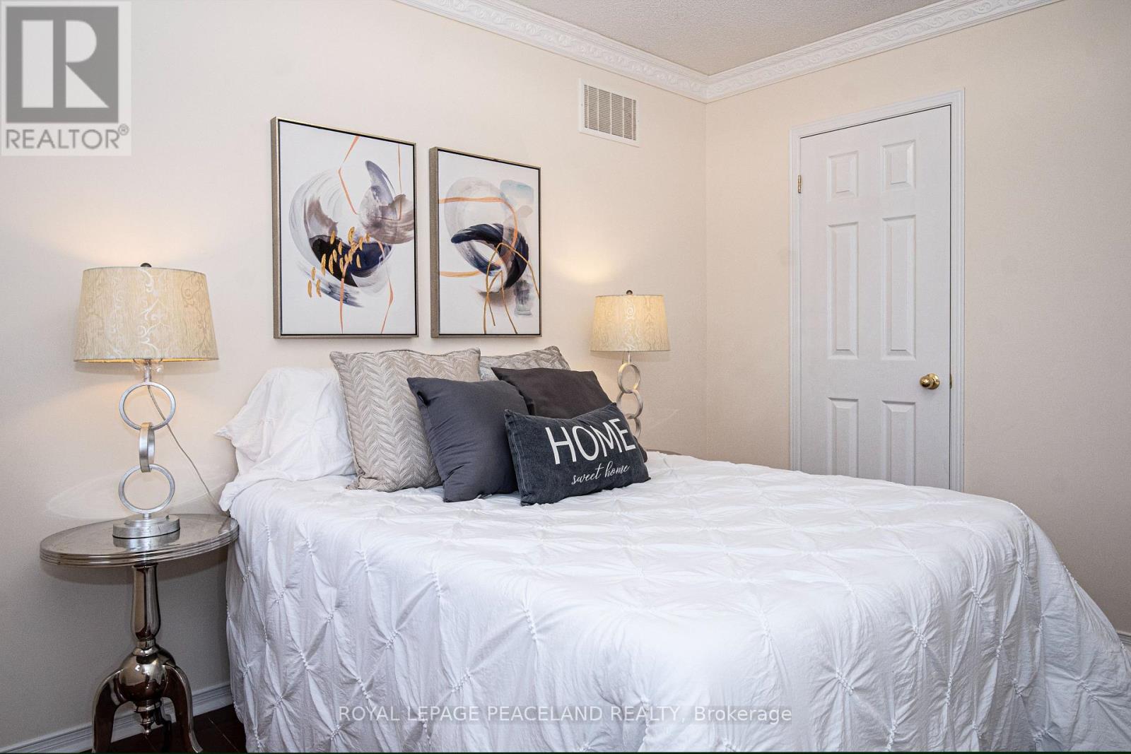 Photo 10 of 536 Forsyth Farm Drive, Whitchurchstouffville ON