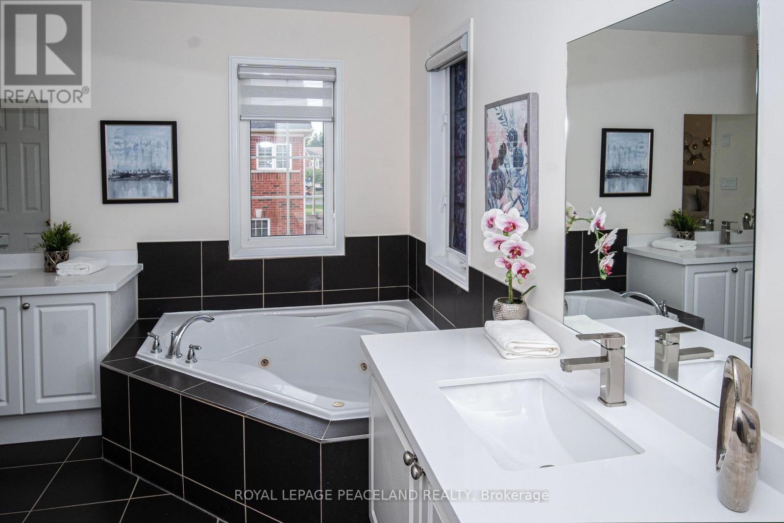 Photo 24 of 536 Forsyth Farm Drive, Whitchurchstouffville ON