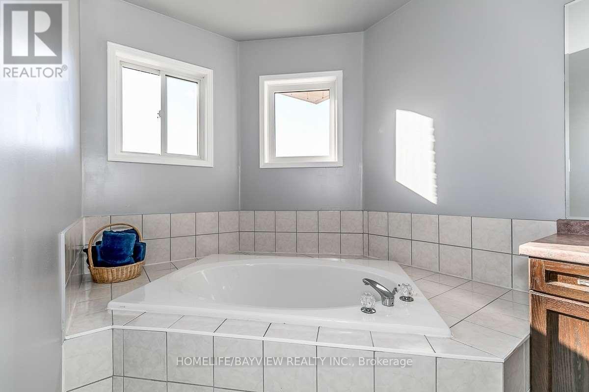 Photo 2 of Main 644 Mcbean Avenue, Newmarket ON