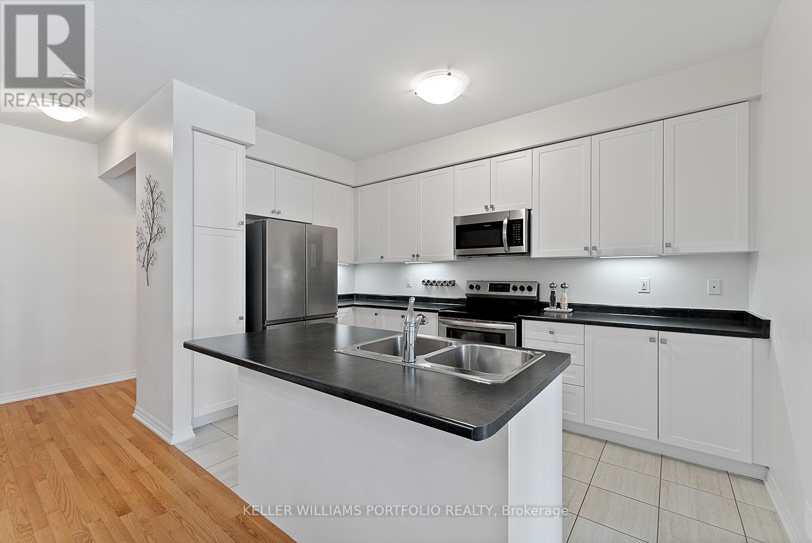 Photo 6 of 137 Bravo Lane, Newmarket ON