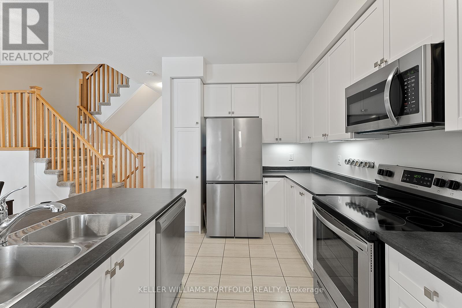 Photo 31 of 137 Bravo Lane, Newmarket ON