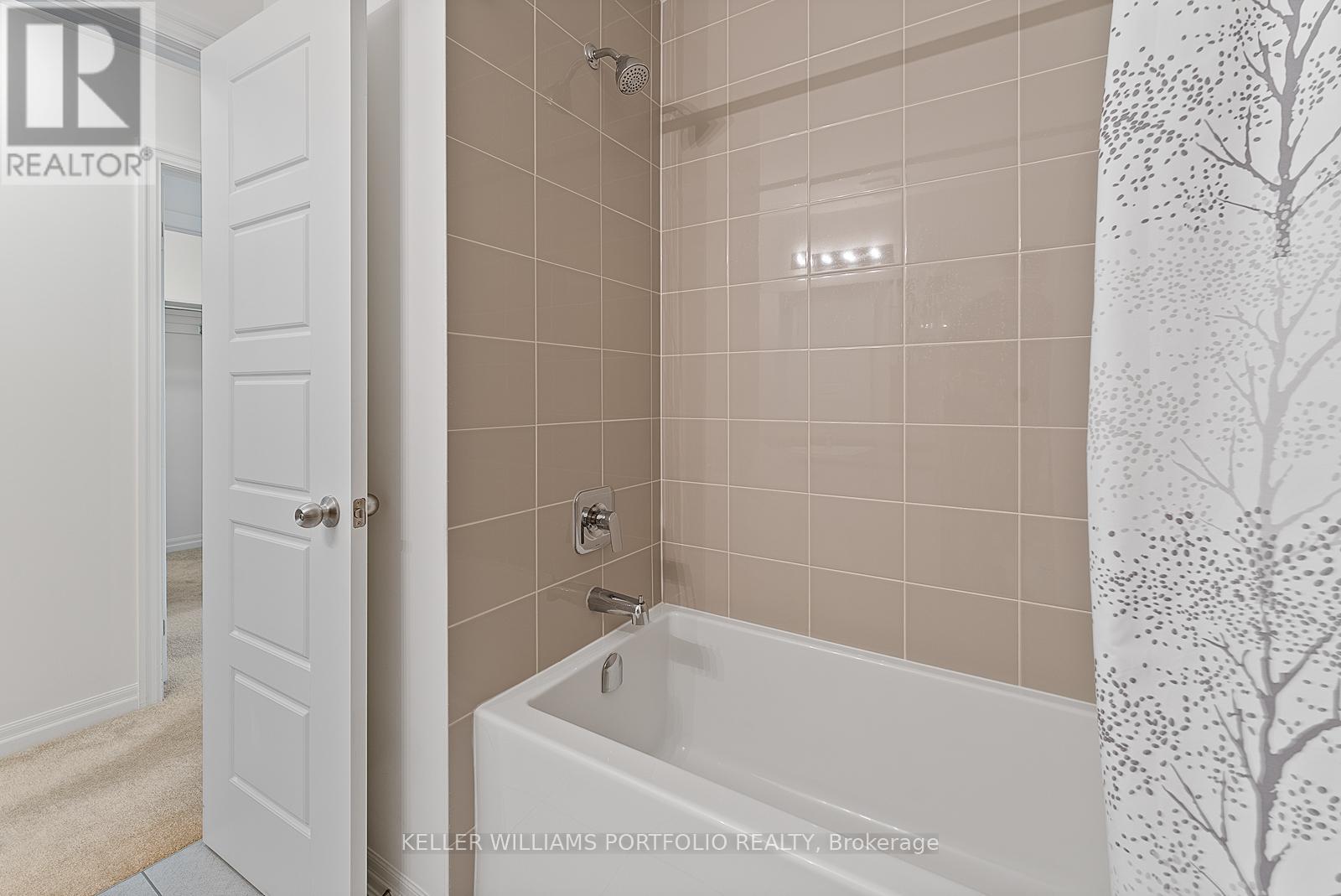 Photo 11 of 137 Bravo Lane, Newmarket ON