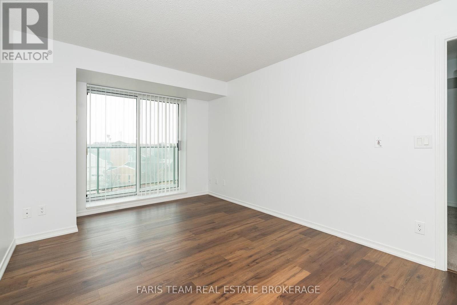 Photo 10 of 407 11 Oneida Crescent, Richmond Hill ON