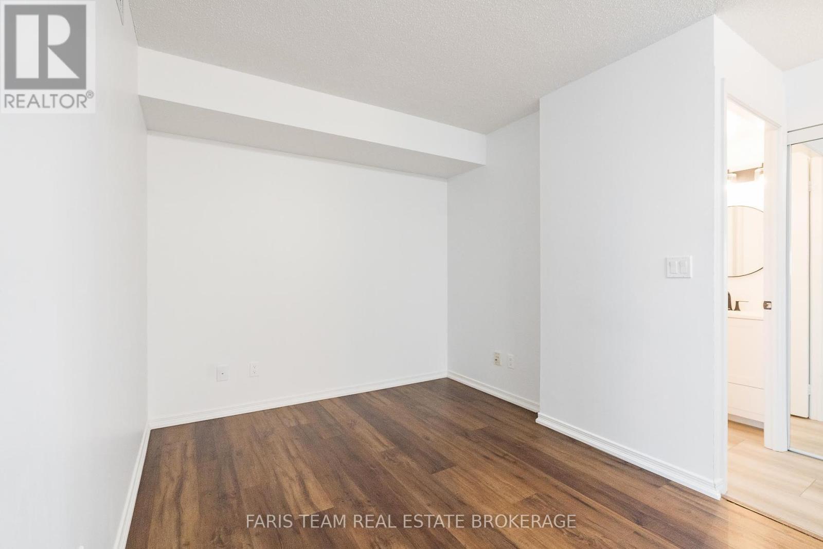 Photo 37 of 407 11 Oneida Crescent, Richmond Hill ON