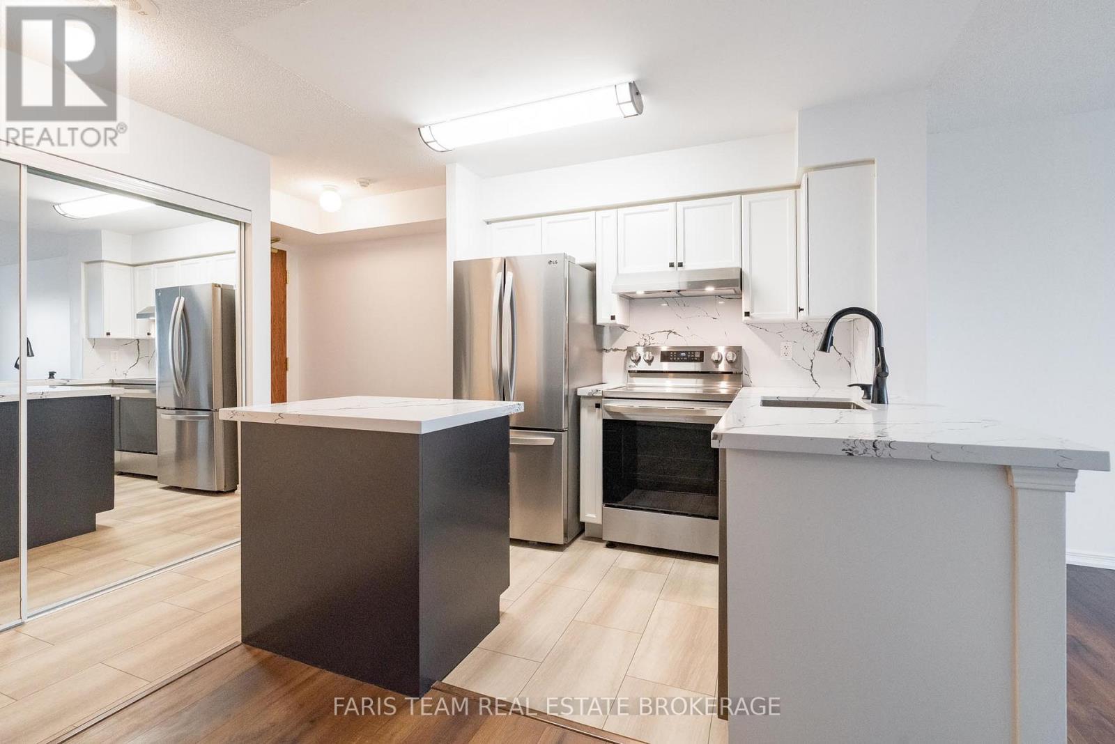 Photo 2 of 407 11 Oneida Crescent, Richmond Hill ON