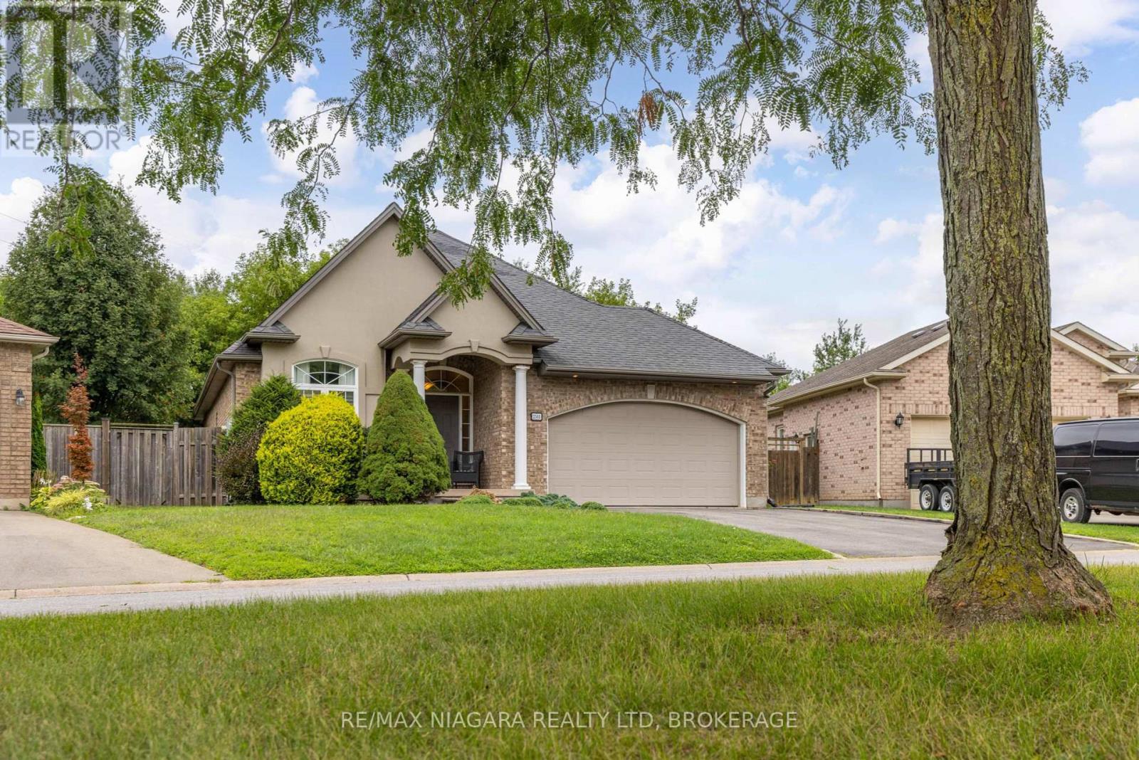 Photo 3 of 2501 Claude Avenue, Niagara Falls ON