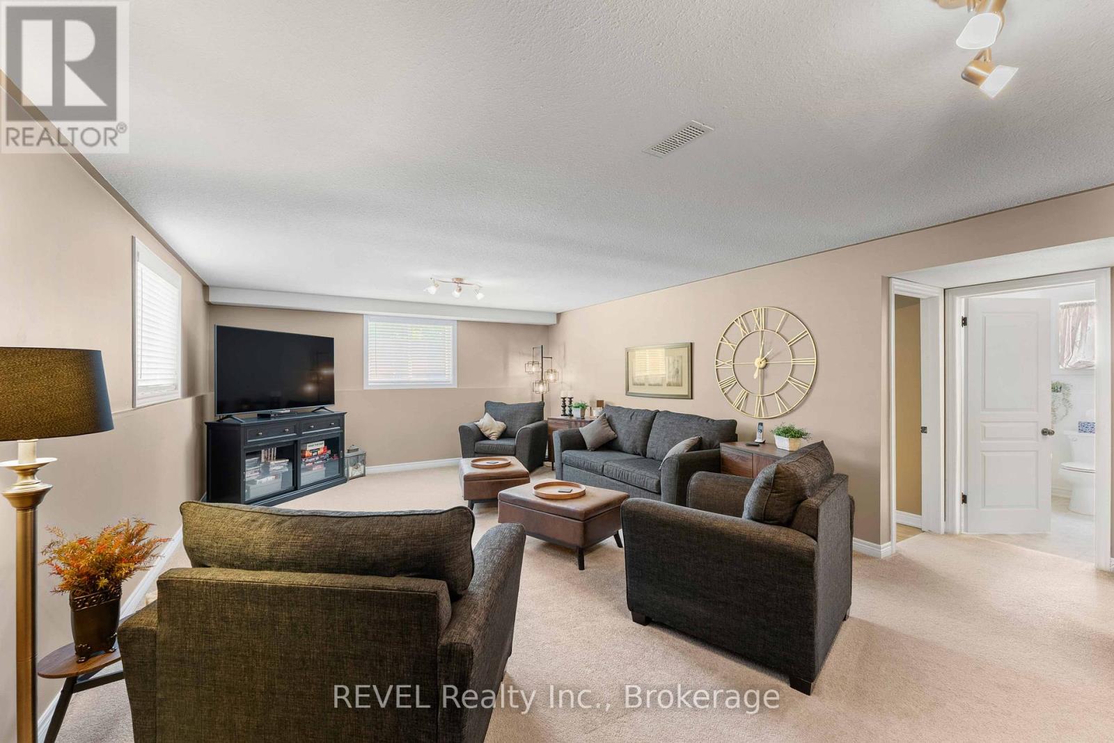 Photo 16 of 35 Hunter Drive, Welland ON