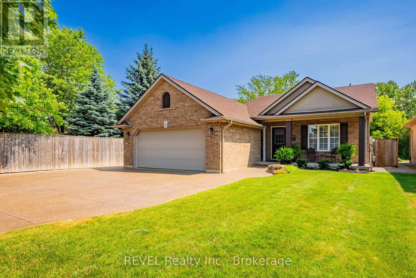 Photo 12 of 35 Hunter Drive, Welland ON