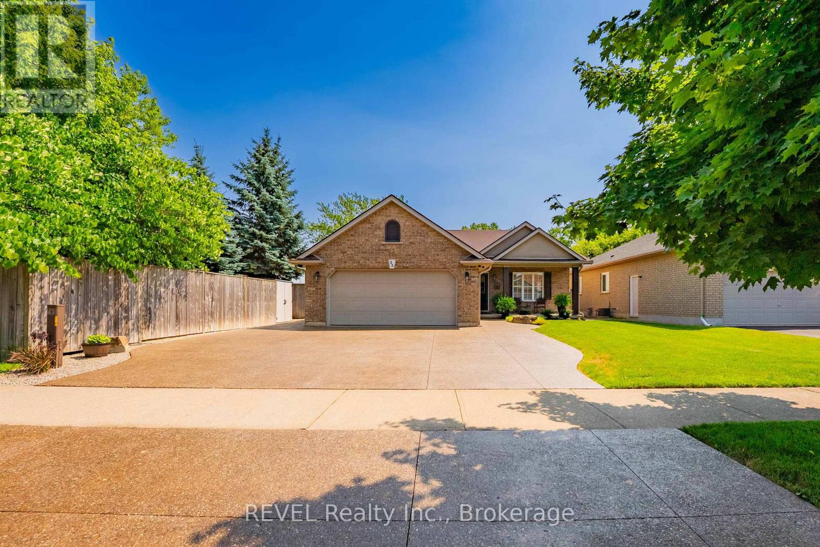 Photo 22 of 35 Hunter Drive, Welland ON