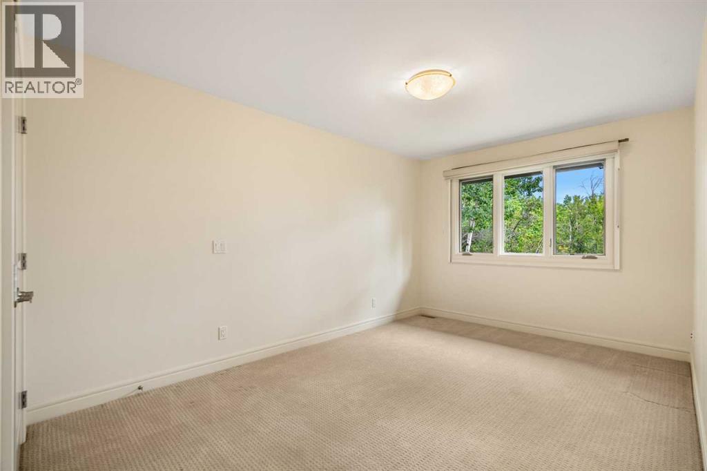 Photo 13 of 36 Baycrest Place Sw, Calgary AB