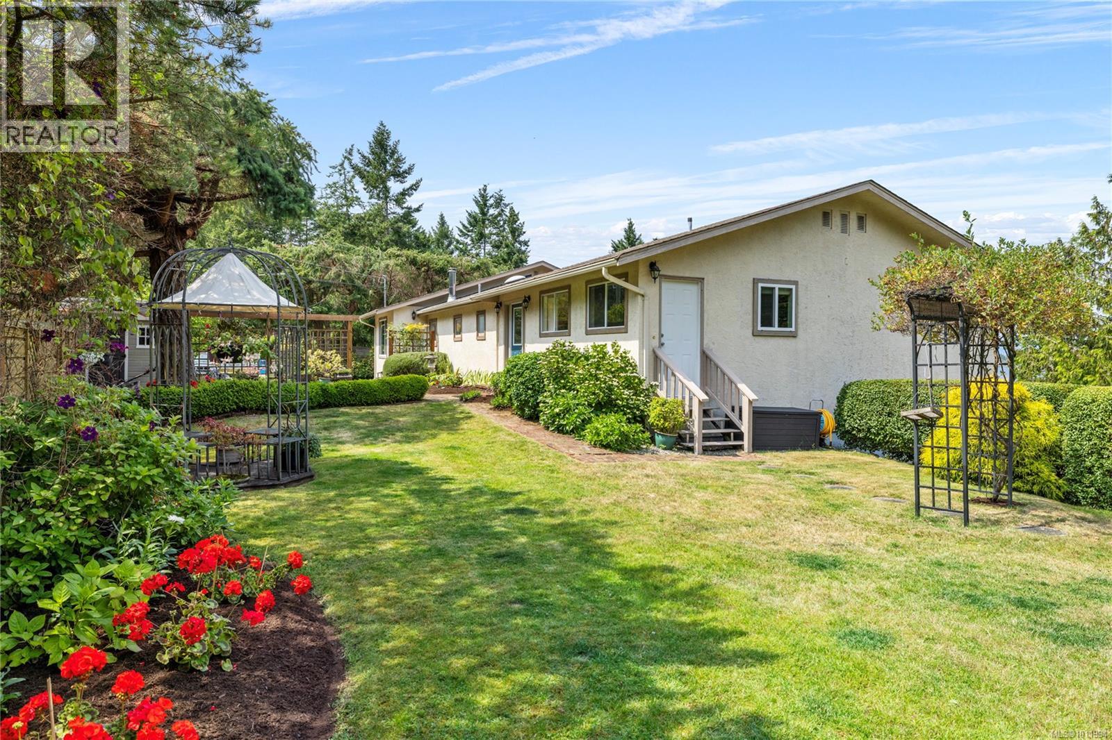 Photo 4 of 3022 Park Pl, Nanoose Bay BC