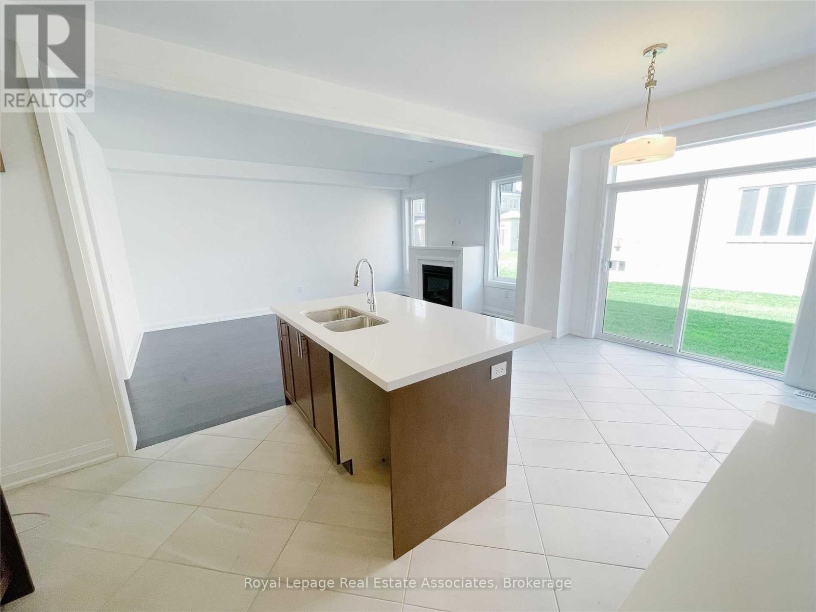 Photo 10 of 4121 Hillsborough Crescent, Oakville ON
