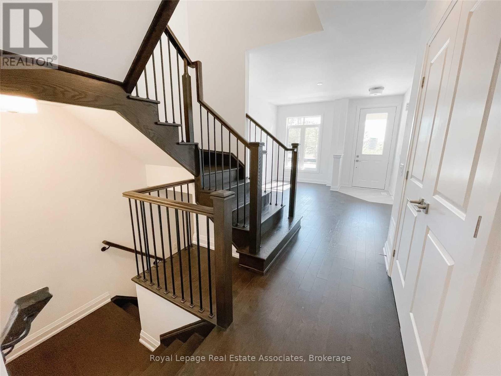 Photo 12 of 4121 Hillsborough Crescent, Oakville ON