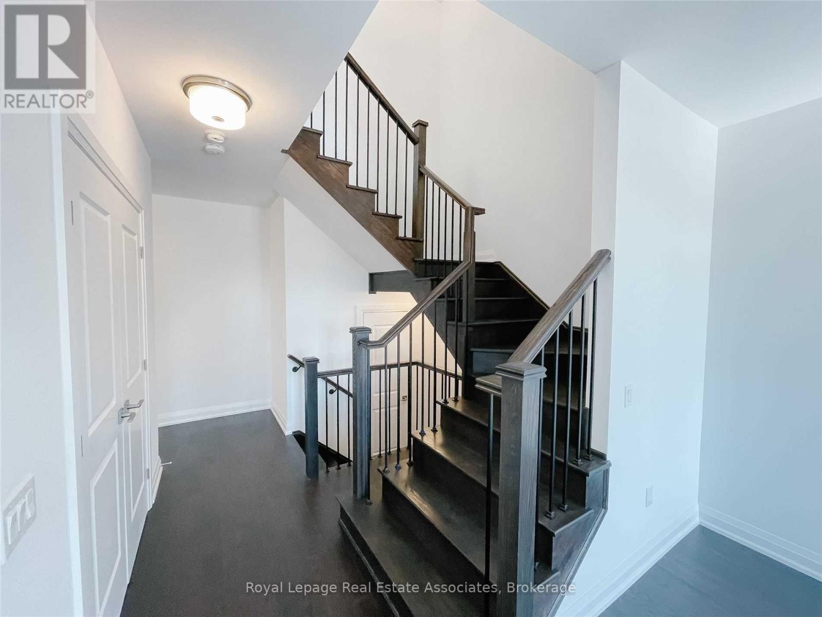 Photo 3 of 4121 Hillsborough Crescent, Oakville ON