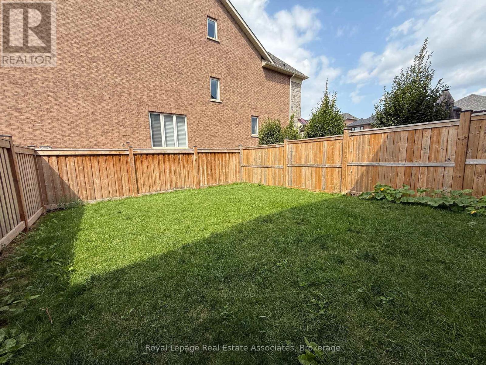 Photo 2 of 4121 Hillsborough Crescent, Oakville ON
