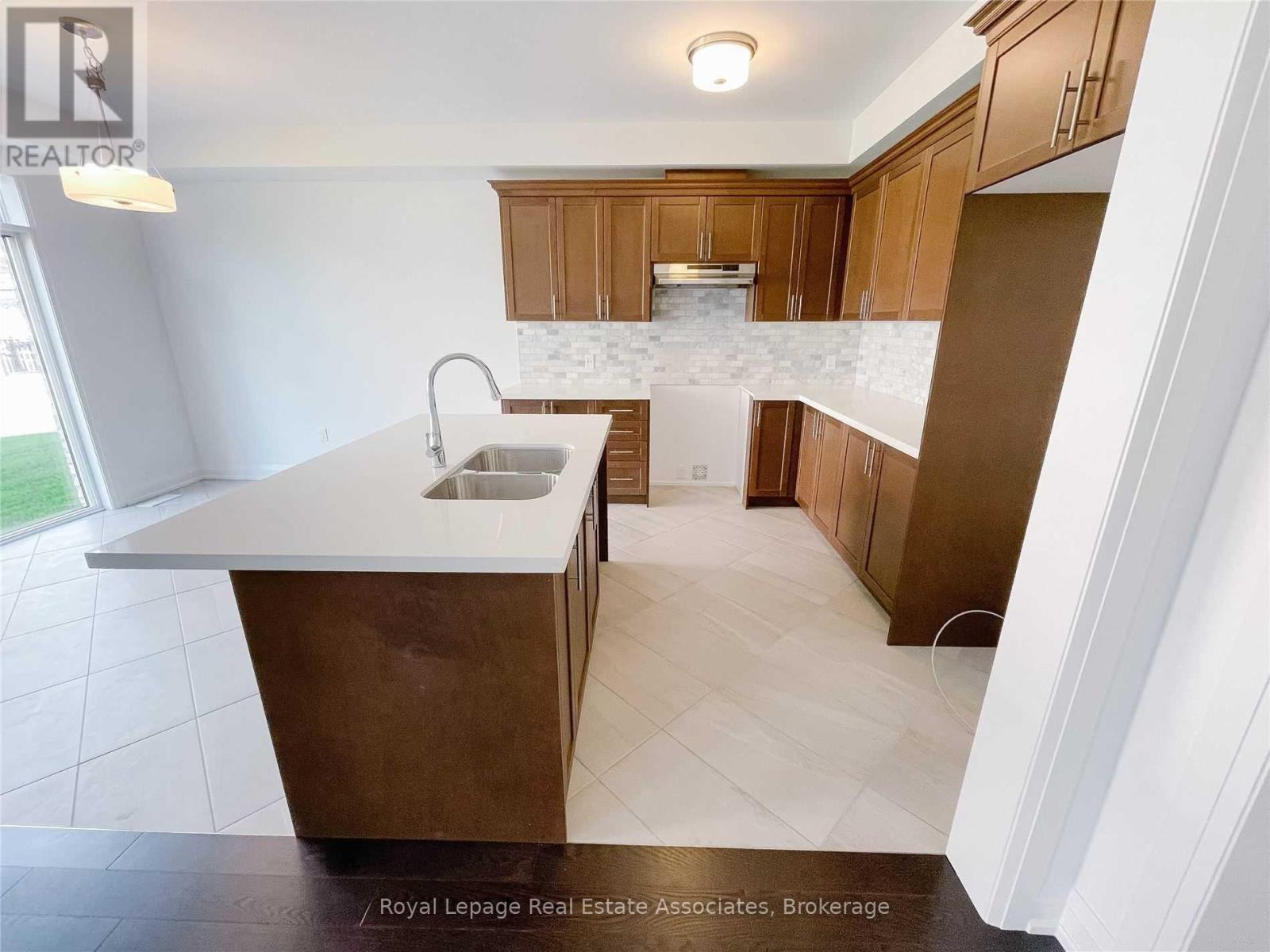 Photo 5 of 4121 Hillsborough Crescent, Oakville ON