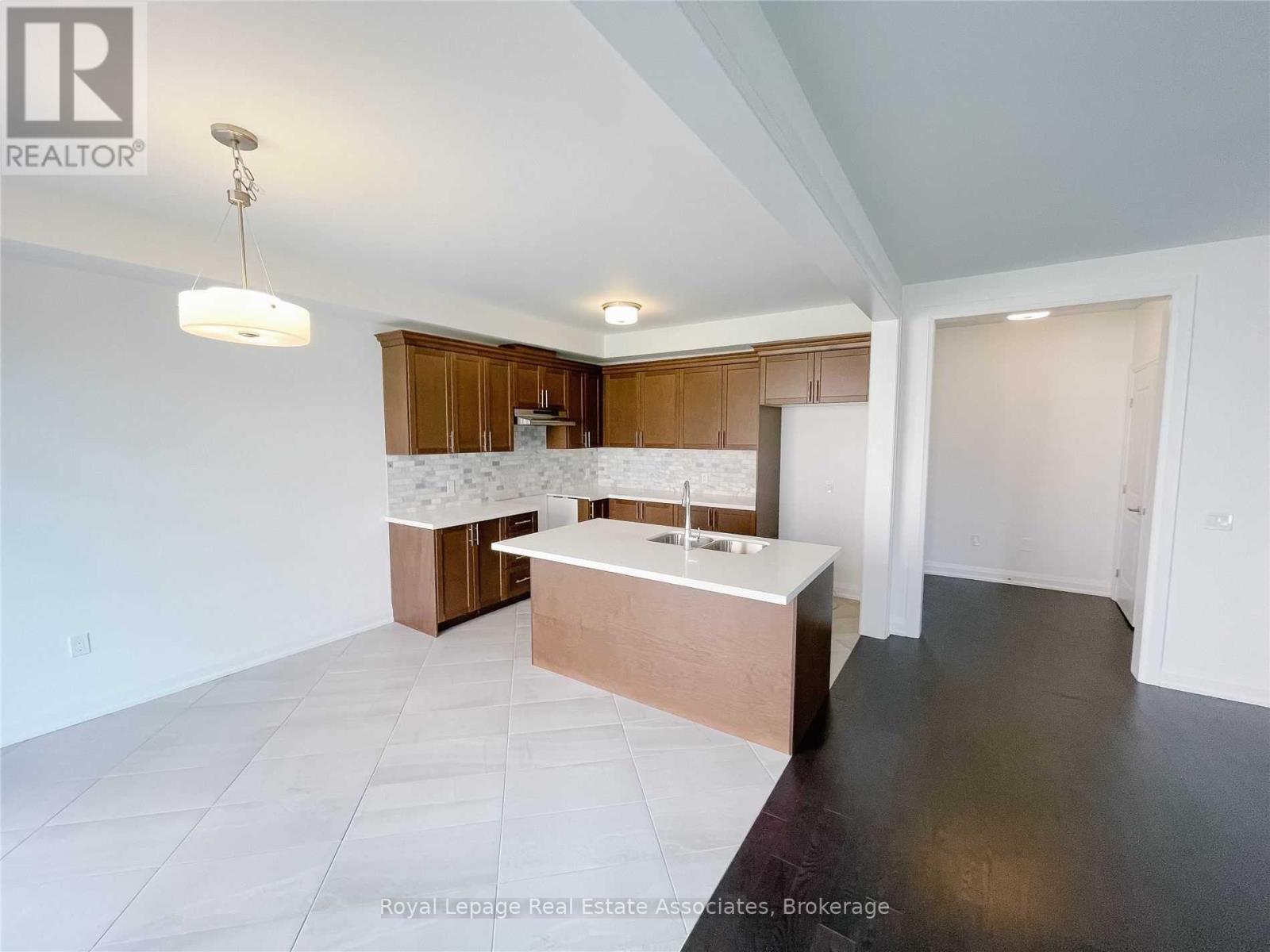 Photo 7 of 4121 Hillsborough Crescent, Oakville ON