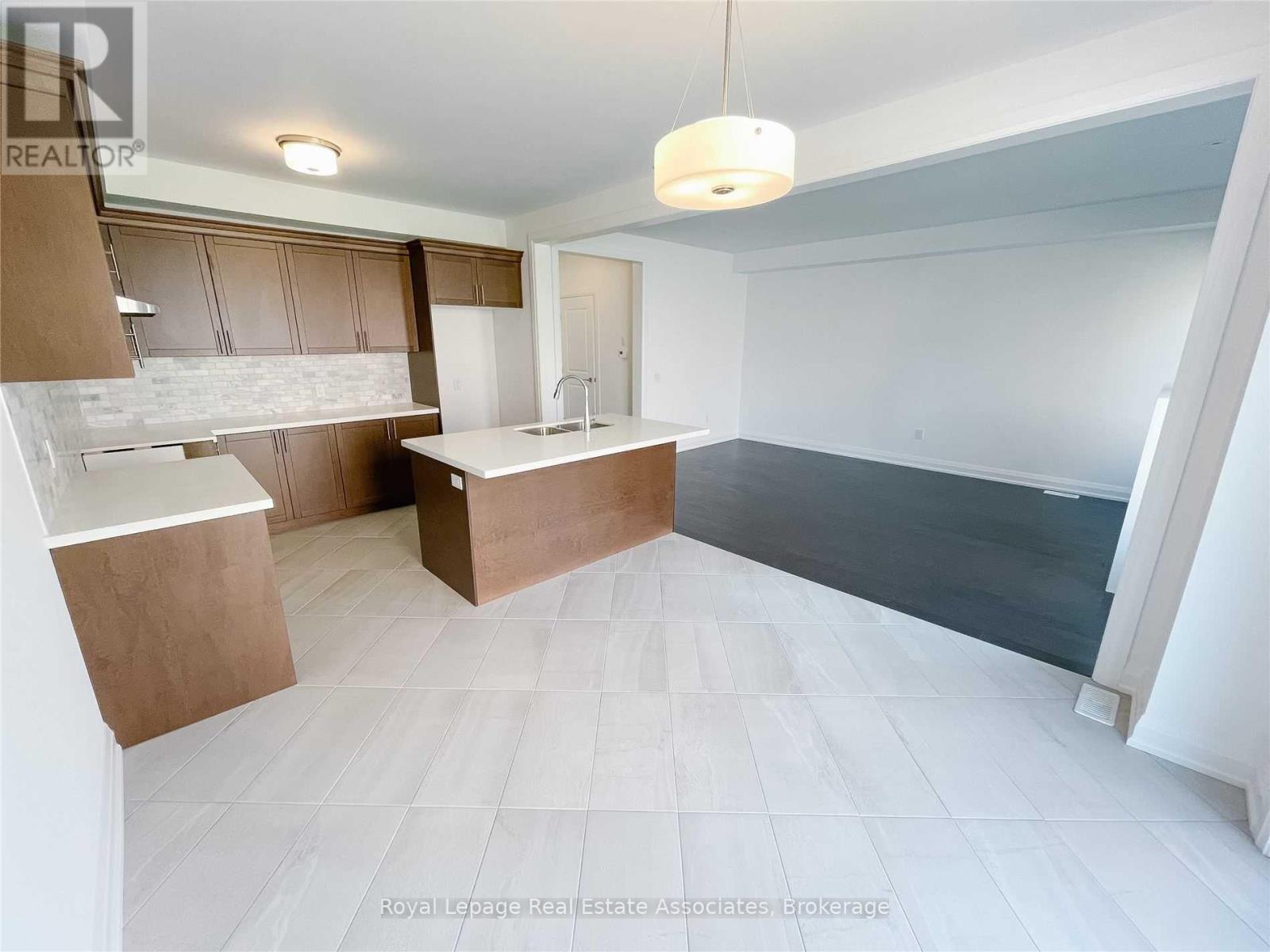 Photo 8 of 4121 Hillsborough Crescent, Oakville ON